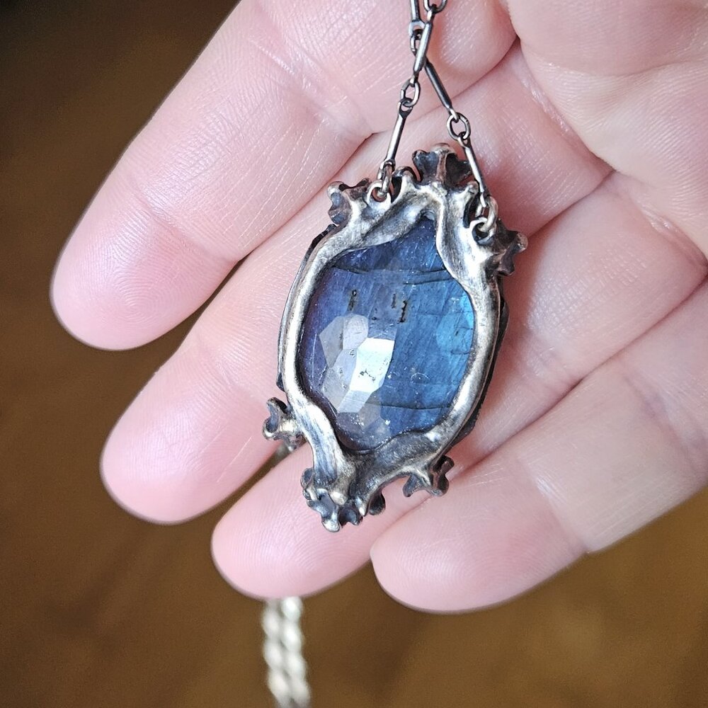 Bloodmilk The Pythia. Small Labradorite Necklace - Picture 5 of 8